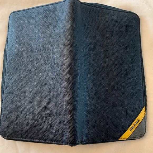 PRADA Logo Saffiano - Picture 6 of 12